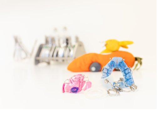 Bunte herausnehmbare Zahnspangen für Kinder